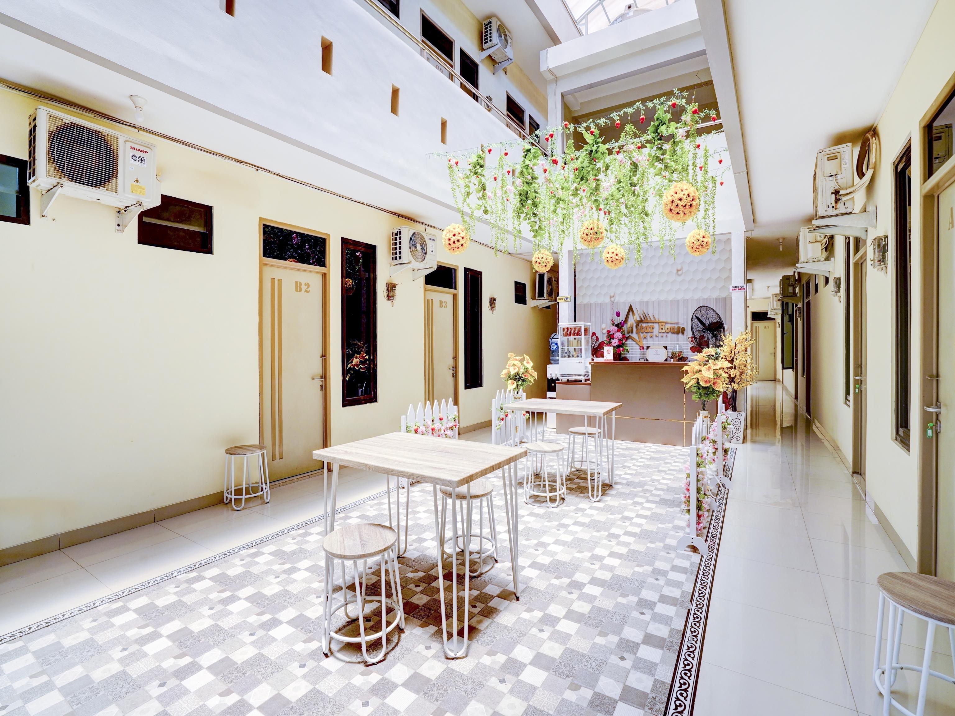 ホテル Oyo 90052 Star House チルボン エクステリア 写真